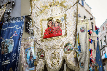 Mit Brokat bestickte Banner zeigen die Muttergottes mit Jesuskind während der Wallfahrt zur Madonna dell'Arco zu Ostern am 1. April 2018 in Sant'Anastasia (Neapel).
