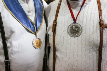 Zwei in weiß gekleidete Männer mit Madonnen-Medaillen auf der Brust im Santuario di Madonna dell'Arco zu Ostern am 2. April 2018 in Sant'Anastasia (Neapel).