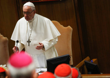 Blick durch Bischöfe auf Papst Franziskus während des Anti-Missbrauchsgipfels am 23. Februar 2019 im Vatikan.