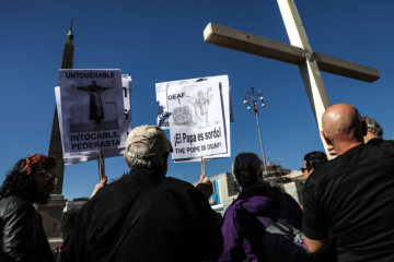Teilnehmer einer Demonstration der Opferorganisation "Ending Clergy Abuse" (ECA) tragen am 23. Februar 2019 in Rom, während des Anti-Missbrauchsgipfels, ein großes Holzkreuz und Banner mit der Aufschrift "Der Papst ist taub".
