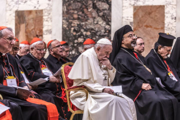 Nachdenklich sitzt Papst Franziskus zwischen Kardinälen und Bischöfen während des Bußgottesdienstes am 23. Februar 2019 zum Abschluss des Anti-Missbrauchsgipfels.