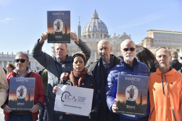 Mitglieder der Opferorganisation "Ending Clergy Abuse" (ECA) demonstrieren am 24. Februar 2019, zum Abschluss des Anti-Missbrauchsgipfels in Rom. Im Hintergrund der Petersdom.
