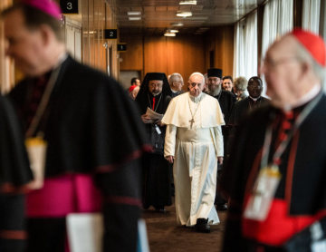 Papst Franziskus umgeben von Bischöfen während des Anti-Missbrauchsgipfels am 22. Februar 2019 im Vatikan.
