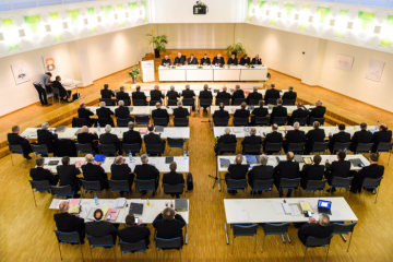 Bischöfe sitzen im Sitzungssaal während der Frühjahrsvollversammlung der Deutschen Bischofskonferenz (DBK) am 11. März 2019 in Lingen.