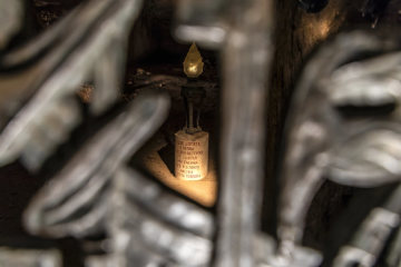 Blick durch ein Gitter auf eine Lampe in einer Höhle, in der Gedenkstätte Ardeatinische Höhlen Rom, am 12. März 2019 in Rom.