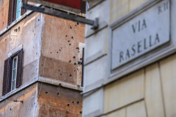 Hausfassade mit Löchern in der Via Rasella in Rom am 13. März 2019. In der Via Rasella detonierte während des Zweiten Weltkriegs eine von Partisanen gelegte Bombe.