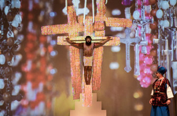 Jesus hängt am Kreuz in einer Szene bei einer Kostümprobe, während der Schönberger Passionsspiele in Sankt Vith (Belgien) am 20. März 2019.