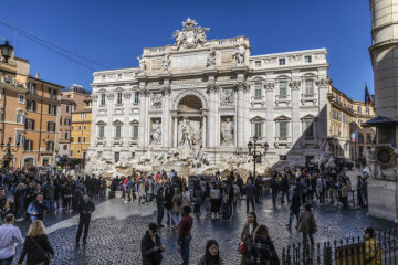 Menschen vor dem Trevibrunnen am 15. März 2019 in Rom.