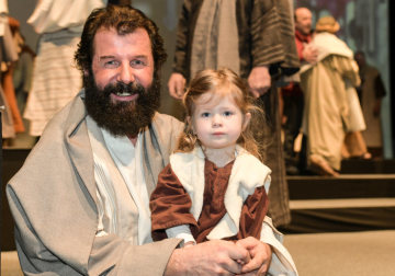 Jesus-Darsteller Lothar Krämer mit seiner kleinen Enkelin bei einer Kostümprobe für die Schönberger Passionsspiele in Sankt Vith (Belgien) am 20. März 2019.