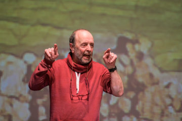 Robert Schmetz, Regisseur der Schönberger Passionsspiele in Sankt Vith (Belgien), spricht und gestikuliert bei einer Kostümprobe am 20. März 2019.