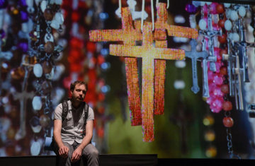 Ein Darsteller eines Pilgers des Jakobswegs sitzt auf der Bühne bei einer Kostümprobe für die Schönberger Passionsspiele in Sankt Vith (Belgien) am 20. März 2019.