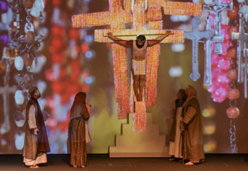Schauspieler proben auf der Bühne vor den Schönberger Passionsspielen am 20. März 2019 in Sankt Vith. Ein Jesus-Darsteller hängt am Kreuz.