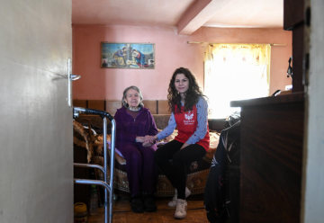 Eine Jugendliche besucht eine alte Frau zu Hause am 24. März 2019 in Rakovski (Bulgarien).