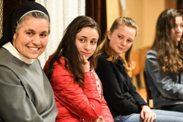 Jugendliche während einer Gruppenstunde mit Franziskaner-Schwestern in Rakovski (Bulgarien) am 23. März 2019.