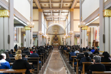 Die Kirche Erzengel Sankt Michael in Rakovski (Bulgarien) ist voll besetzt bei einem Gottesdienst am 24. März 2019.