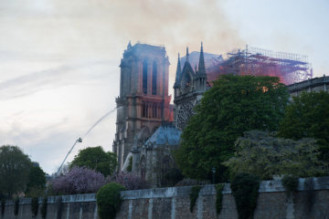 Ein Feuerwehrmann auf einer Leiter löscht den Brand der Kathedrale Notre-Dame in Paris am 15. April 2019.