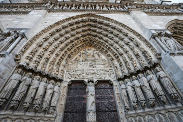 Fassade mit Hauptportal der Kathedrale Notre-Dame in Paris am 15. November 2015.