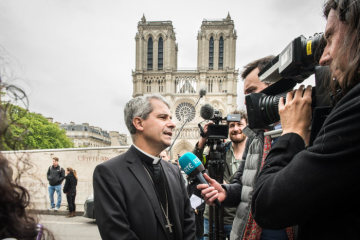 Denis Jachiet, Weihbischof in Paris, gibt Pressevertretern ein Interview vor der gelöschten Kathedrale Notre-Dame am 16. April 2019 in Paris.