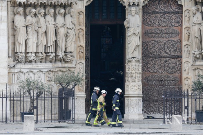 190417-93-000028 Feuerwehr am Hauptportal von Notre-Dame