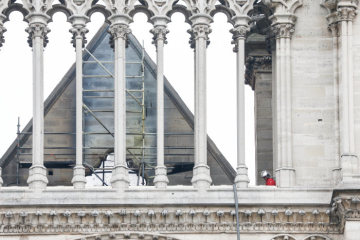Ein Feuerwehrmann untersucht die Schäden an der gelöschten Kathedrale Notre-Dame am 16. April 2019 in Paris.
