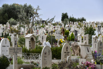 Gräber mit weißen Grabsteinen auf dem Friedhof Laurentino am 2. November 2018 in Rom.