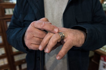 Marco Sarandrea, Inhaber eines Kräuter- und Likörgeschäfts, zeigt den Ring eines griechisch-orthodoxen Klosters am 15. April 2019 in seinem Laden in Collepardo (Italien).