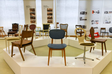 Historische Stühle im Ausstellungsraum des Stuhlmuseums in Eimbeckhausen am 20. Februar 2019.