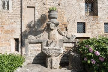 Brunnen im Innenhof des Zisterzienserklosters Casamari am 15. April 2019 in Casamari (Italien).