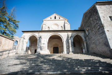 Treppe zur Kirche des Zisterzienserklosters Casamari am 15. April 2019 in Casamari (Italien).