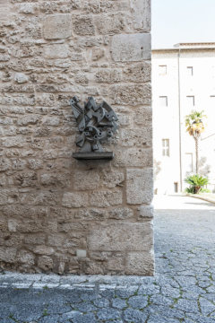 Skulptur an einer Wand im Innenhof des Zisterzienserklosters Casamari am 15. April 2019 in Casamari (Italien).