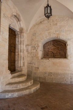 Eine Tür und eine Tafel mit der Aufschrift "Silentium" im Kreuzgang des Zisterzienserklosters Casamari am 15. April 2019 in Casamari (Italien).