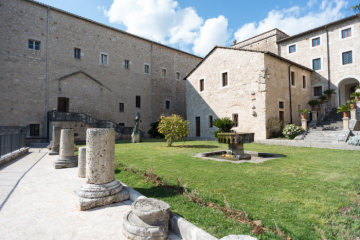 Überreste von Säulen im Innenhof des Zisterzienserklosters Casamari am 15. April 2019 in Casamari (Italien).