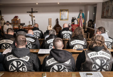Mitglieder des Motorradclubs der Jesus Biker in ihren Lederkutten während eines Gottesdienstes am 15. Dezember 2018 in Schaafheim.