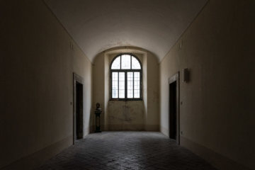 Gang mit Fenster im ehemaligen Kloster Trisulti am 19. Januar 2019 in Collepardo (Italien).