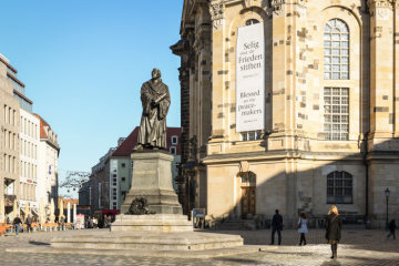 Statue von Martin Luther vor der Dresdner Frauenkirche am 16. November 2018 in Dresden.