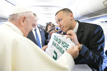 Papst Franziskus bekommt am 5. Mai 2019 im Flugzeug auf dem Weg nach Bulgarien von einem Journalisten ein Fußball-Trikot mit der Aufschrift "Team Of Hope Bulgaria", Team der Hoffnung Bulgarien, überreicht.