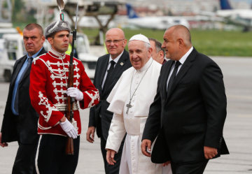 Papst Franziskus wird bei seiner Ankunft auf dem Flughafen von Sofia am 5. Mai 2019 von Bojko Borissow (r.), Ministerpräsident von Bulgarien, begleitet.