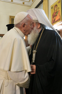 Der bulgarisch-orthodoxe Patriarch Neofit und Papst Franziskus umarmen sich am 5. Mai 2019 bei einer Begegnung in Sofia.