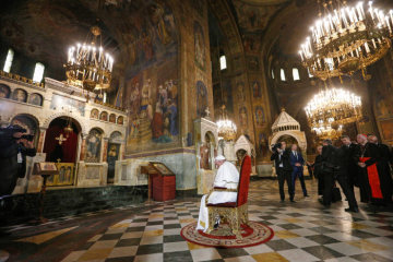 Papst Franziskus betet vor dem Thron der heiligen Kyrill und Method in der Alexander-Newski-Kathedrale in Sofia am 5. Mai 2019.