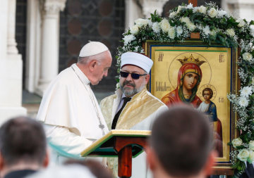 Papst Franziskus und Birali Mumun, stellvertretender Großmufti von Bulgarien, nach dem Mittagsgebet "Regina Coeli" auf dem Alexander-Newski-Platz in Sofia am 5. Mai 2019.