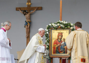 Papst Franziskus inzensiert eine Marienikone während einer Messe auf dem Platz Prinz Alexander von Battenberg in Sofia am 5. Mai 2019.