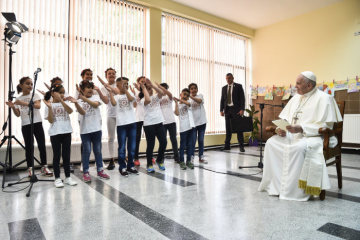 Papst Franziskus besucht am 6. Mai 2019 ein Flüchtlingslager in Sofia. Kinder singen für ihn.