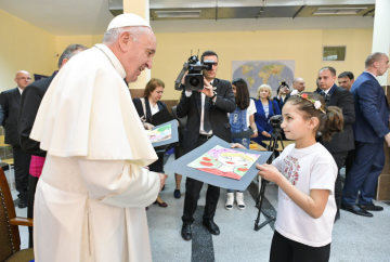 Papst Franziskus besucht am 6. Mai 2019 ein Flüchtlingslager in Sofia. Ein Mädchen überreicht ihm ein selbstgemaltes Bild.