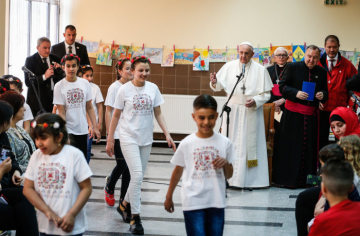 Papst Franziskus und Kinder am 6. Mai 2019 in einem Flüchtlingslager in Sofia.