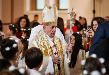 Papst Franziskus am 6. Mai 2019 beim Einzug zu einer Erstkommunionmesse in der Herz-Jesu-Kirche in Rakowski (Bulgarien).