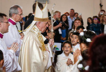 Papst Franziskus am 6. Mai 2019 beim Einzug zu einer Erstkommunionmesse in der Herz-Jesu-Kirche in Rakowski (Bulgarien).