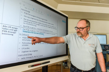 Dozent Andreas Siebert unterrichtet am 27. Februar 2019 in der Kolping Bahnakademie in Hamm an einer digitalen Tafel.