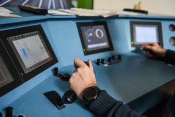 Hände eines Auszubildenden am Fahrsimulator am 27. Februar 2019 in der Kolping Bahnakademie in Hamm.