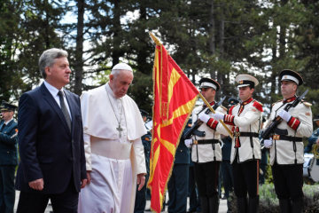 Der nordmazedonische Staatspräsident Gjorge Ivanov empfängt Papst Franziskus am 7. Mai 2019 mit militärischen Ehren in Skopje.