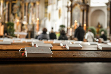 Gotteslob-Gesangbücher liegen am 14. März 2018 auf den Kirchenbänken in der Kirche des Mainzer Priesterseminars, der Augustinerkirche.